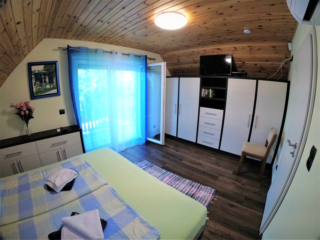 Das Schlafzimmer mit Betten und Einbauschrank