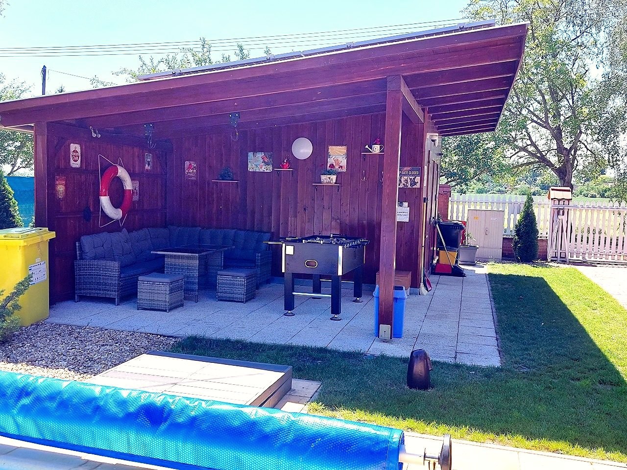 Der Pool im Garten, mit Sonnenliegen